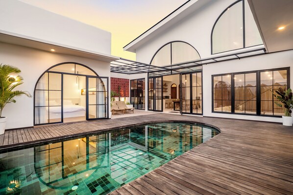 Outdoor pool, pool loungers - Casa Copper by Alfred in Bali (Canggu)