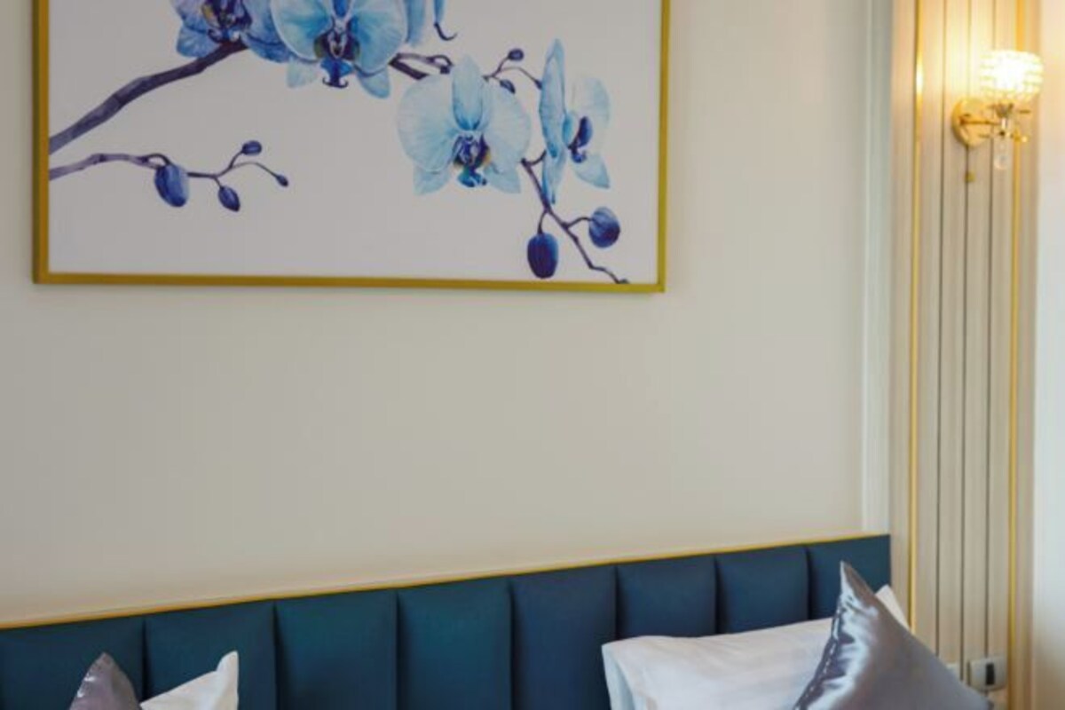 Blackout drapes, WiFi (free), bed sheets