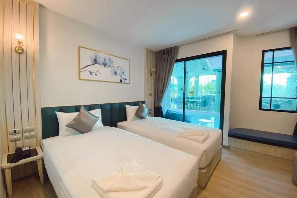 Blackout drapes, WiFi (free), bed sheets