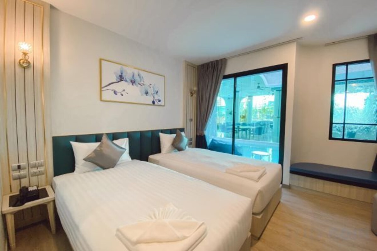 Deluxe Room with Pool Access