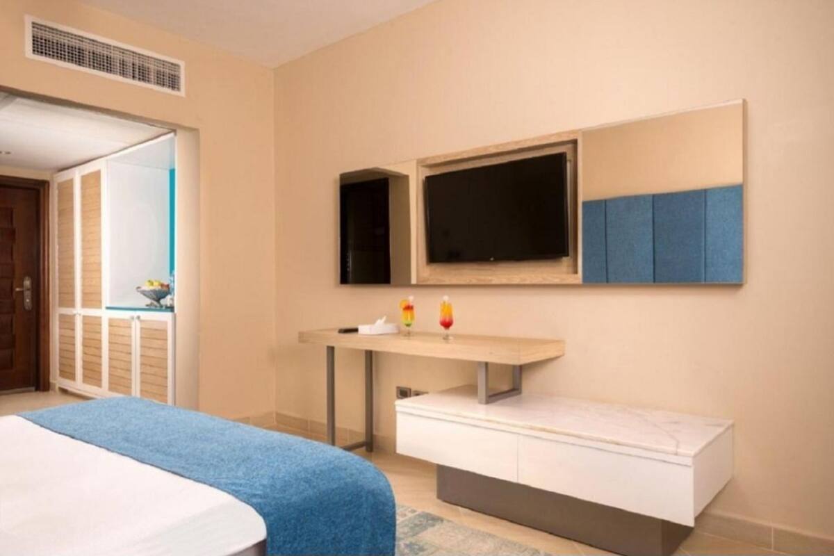 Minibar, WiFi (free), bed sheets