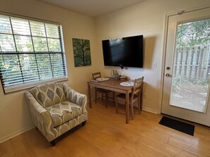 Living area - 1Block to Atlantic Beach Access - Private 1/1 Suite with fenced yard, dogs OK. (Atlantic Beach)