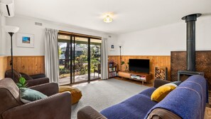 TV, fireplace - Retreat At Red Rocks Beach (Cowes)