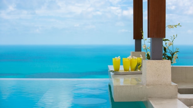 Ein Pool ohne Ende mit freiem Blick auf das Meer.