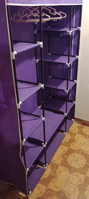 Habitación cuádruple estándar | Mobiliario individual, tabla de planchar con plancha, wifi gratis