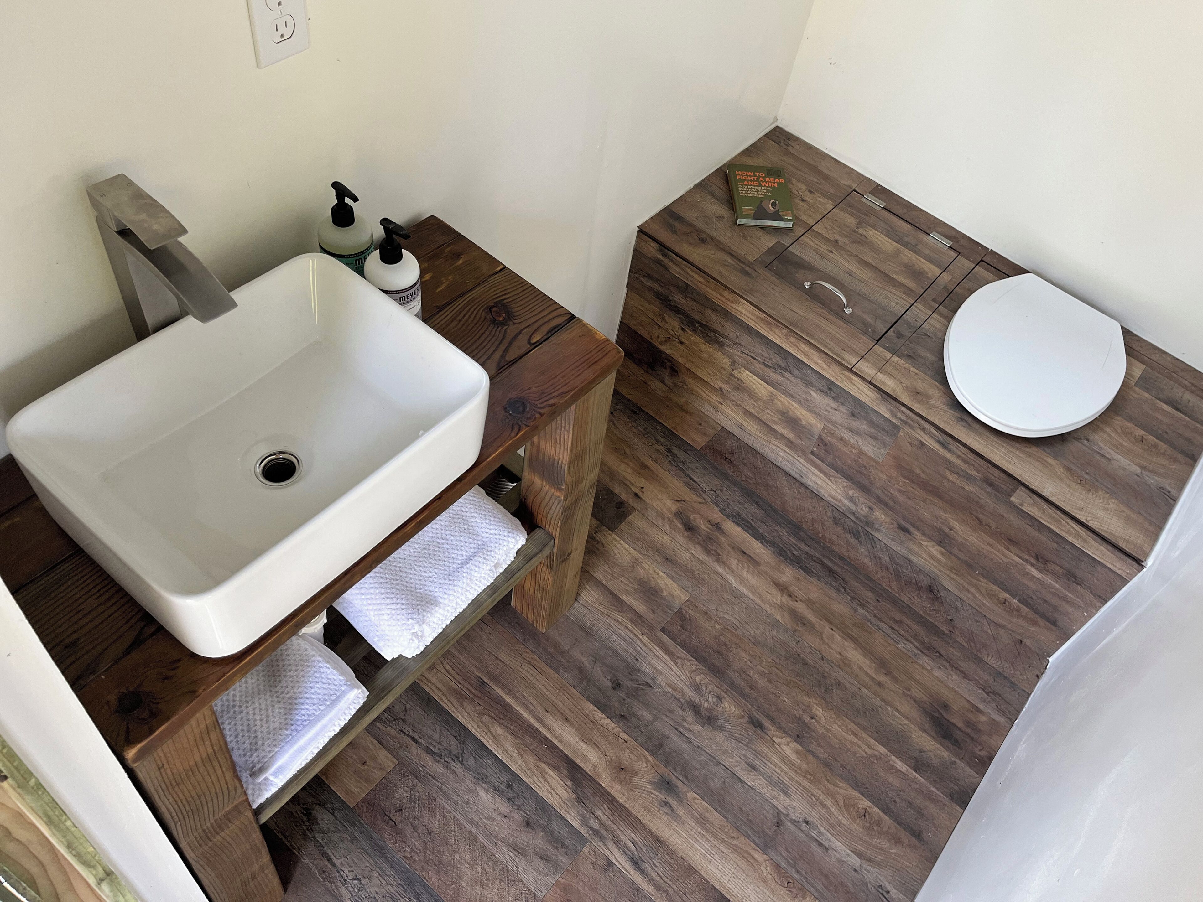 Hårføner, håndklær, såpe og toalettpapir