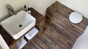 Hårføner, håndklær, såpe og toalettpapir