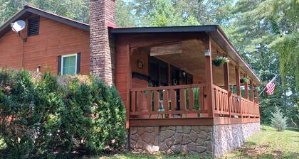 Lil' Ranch: Smoke-free, Pet-free rental, 2 mi to downtown. Easy to find/ access.