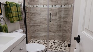 Hair dryer, towels, soap, shampoo - Lil' Ranch: Smoke-free, Pet-free rental, 2 mi to downtown. Easy to find/ access. (Ellijay)