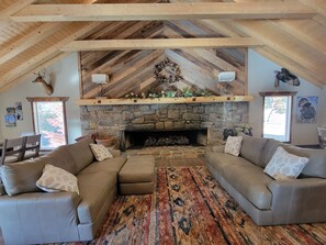 تلفزيون ذكي، مدفأة، تنس طاولة، كُتُب