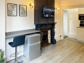 Deluxe Room - Erin Court Mansion -Suite 10 (South Croydon)