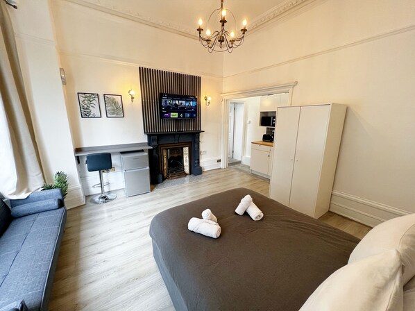 Deluxe Room - Erin Court Mansion -Suite 10 (South Croydon)