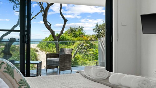 Sea & Sun Beach House-Absolute Beach Front