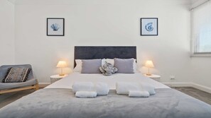 4 bedrooms, iron/ironing board, free WiFi, bed sheets - Sea & Sun Beach House-Absolute Beach Front (Noraville)