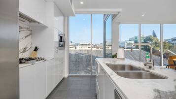 Een microgolfoven, een kookplaat, een vaatwasser