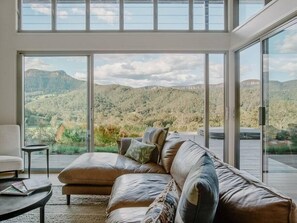 TV, fireplace, books, offices - 'Rea Rea Lodge' - Kangaroo Valley (Barrengarry)