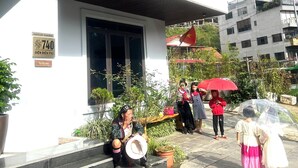 Un edificio moderno con una amplia entrada de vidrio y un cartel que indica 'Apricot Garden' y la habitación 740.