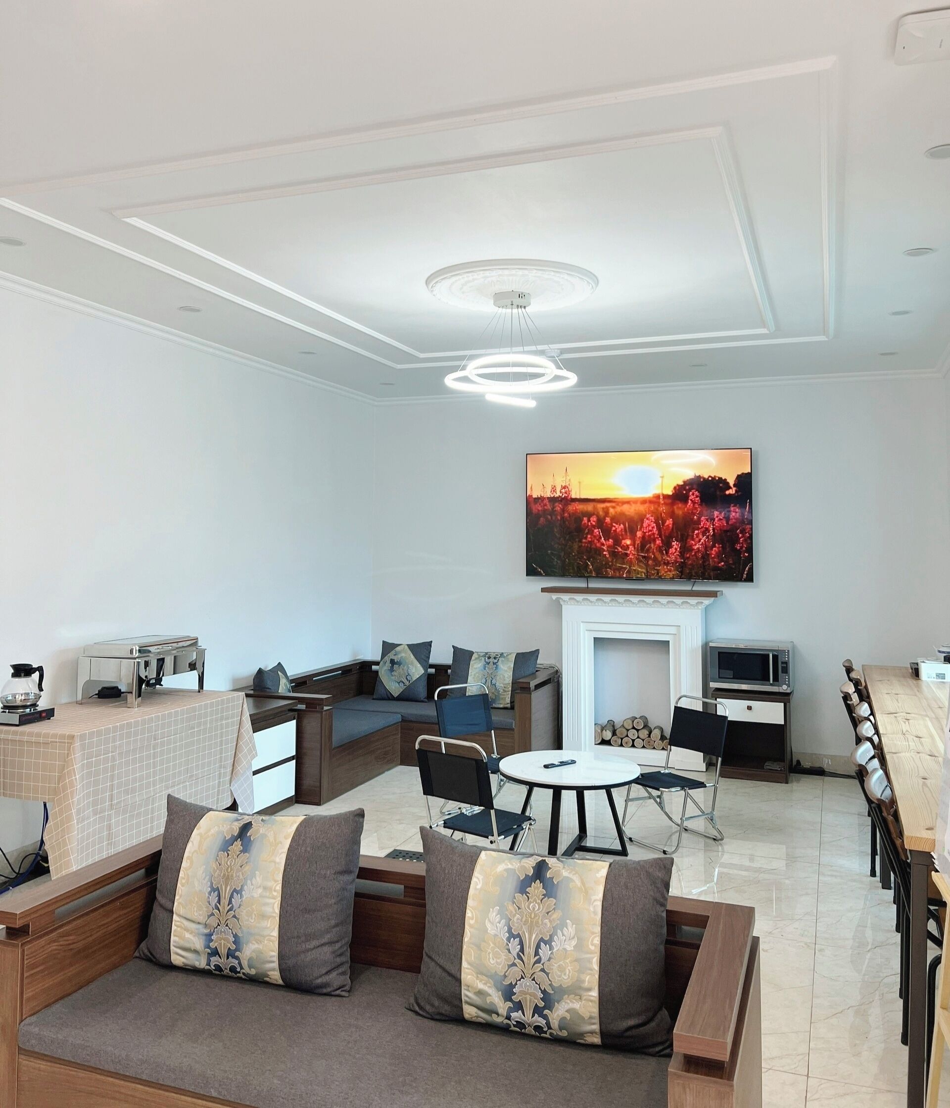 21 インチのスマートテレビ (デジタル放送視聴可)