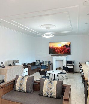 21-inch Smart TV with digital channels - Apricot Garden Hotel (Sa Pa)