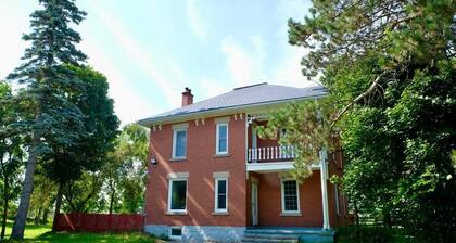 Rustic Farmhouse Oasis Near Downtown Guelph, Surrounded by Nature