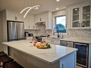 Fridge, microwave, oven, stovetop - Wine Country Home with Pool for Relaxing (Niagara-on-the-Lake)