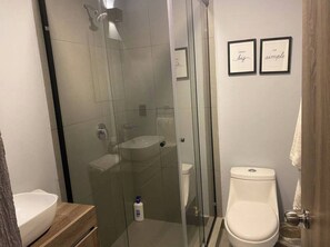 Dusche, Haartrockner, Handtücher