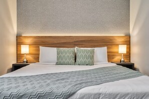 4 habitaciones, escritorio y tabla de planchar con plancha 