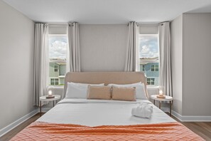 5 Schlafzimmer, Schreibtisch, Bügeleisen/Bügelbrett, Reisekinderbett