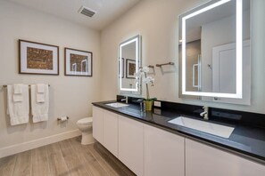 Badewanne, Haartrockner, Handtücher