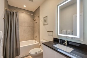 Badewanne, Haartrockner, Handtücher