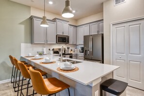 Fridge, microwave, oven, stovetop - Spacious Condo-Modern Decor, Star Wars Bedroom (Four Corners)