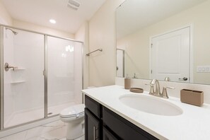 Badewanne, Haartrockner, Handtücher
