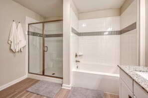 Badewanne, Haartrockner, Handtücher, Shampoo