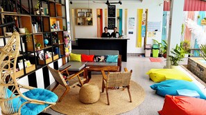 Terrace/patio - THE PLACE Hostel & Pool Bar (Siem Reap)