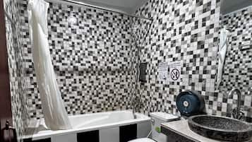 Toalhas de banho, sabonete, shampoo, papel higiênico