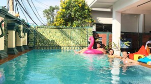 Outdoor pool - THE PLACE Hostel & Pool Bar (Siem Reap)