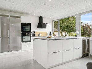 Fridge, microwave, dishwasher, cookware/dishes/utensils