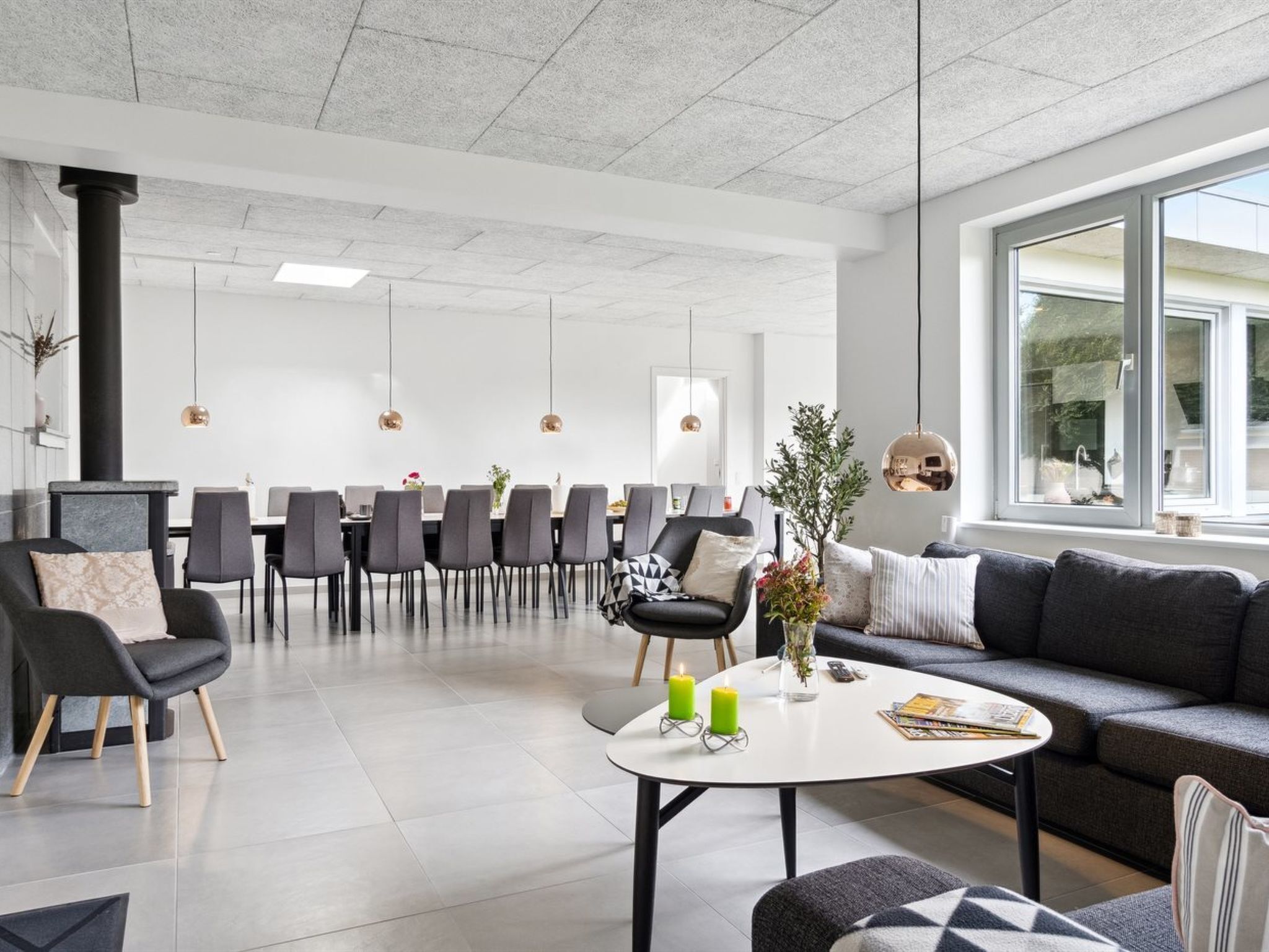 Un intérieur moderne comprenant un coin repas, des canapés et une table basse.