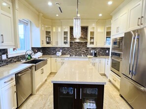 Full-sized fridge, oven, stovetop, dishwasher - Jennifers House (Vancouver)