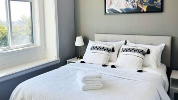 Quarto casal luxo, 1 cama Queen, banheiro privativo | Roupas de cama de algodão egípcio, roupas de cama premium, escrivaninha