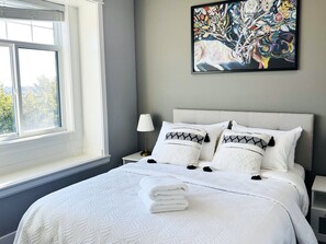 Deluxe Double Room, 1 Queen Bed, Private Bathroom | Egyptian cotton sheets, premium bedding, desk, free WiFi - Jennifers House (Vancouver)