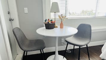 Deluxe tweepersoonskamer, 1 queensize bed, privébadkamer | Lakens van Egyptisch katoen, luxe beddengoed, een bureau, gratis wifi