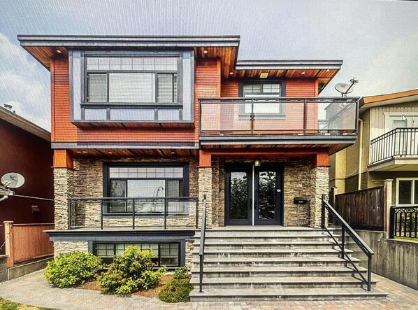 Exterior - Jennifers House (Vancouver)