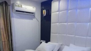 Single Room | WiFi (free) - Doubella hotels and Suites (Lagos)