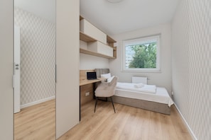 Escritorio, wifi gratis y ropa de cama