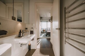 2 habitaciones, tabla de planchar con plancha, wifi y ropa de cama