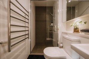 Regadera, secadora de cabello, toallas, shampoo