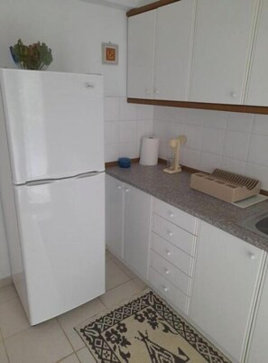 Frigorifero, forno, piano cottura, bollitore elettrico