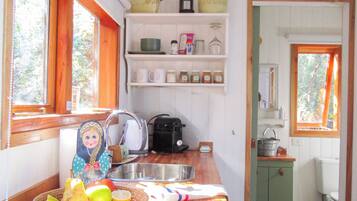 Réfrigérateur, four, plaque de cuisson, cafetière/bouilloire