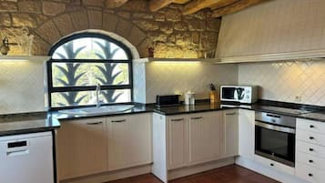 Een koelkast, een magnetron, een oven, een kookplaat